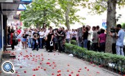 В Ереване здание консульства Венгрии забросали помидорами и сожгли фотографии Рамиля Сафарова