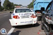 Врезавшись в машину дорожной полиции, водитель стал справлять нужду (Армения)