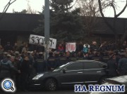 В митинге у резиденции президента Армении участвуют недовольные стоматологи и матери погибших солдат