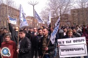 Мужчина совершил попытку самосожжения на акции протеста в Ереване против пенсионных реформ