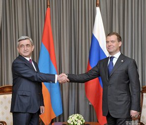Президент России Дмитрий Медведев награжден армянским Орденом Славы.