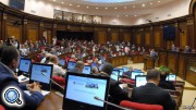 В парламенте Армении сочли политическим законопроект о повышении зарплат чиновников