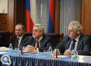 Армения может быть связывающим мостом между Таможенным союзом и ЕС - президент