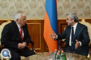 Президент Армении вручил Раймунду Паулсу Орден почета
