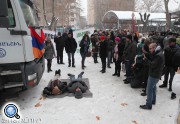 Борьба за парк в центре Еревана накалилась: активисты легли под бетоновоз - видео