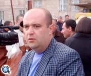 Кандидата в Совет старейшин Еревана обвинили в публичном избиении журналиста